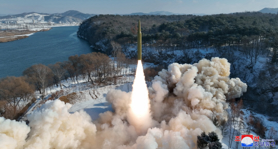 북한이 고체연료를 사용한 극초음속 중장거리 탄도미사일(IRBM) 시험 발사에 성공했다고 조선중앙통신이 15일 보도했다. 2024.1.15   (평양 조선중앙통신=연합뉴스)